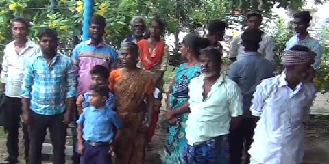 16 பேர் கொண்ட குடும்பமே காவல்நிலையம் முன்பு தீக்குளிக்க முயற்சி 