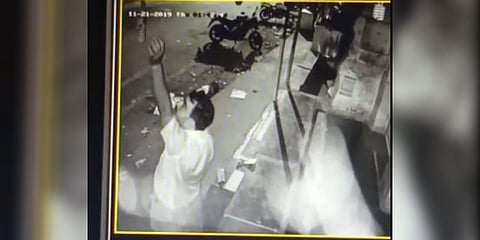ஸ்வீட் கடையில் எல்.இ.டி பல்பு திருடிய மர்மநபர் 