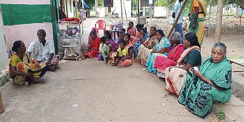 3 நாட்களாக வீட்டில் வைக்கப்பட்ட இறந்தவரின் உடல் - மயானப் பாதை பிரச்னையால் அவலம்..!