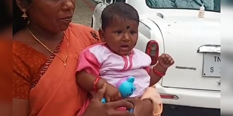 கழிவறைக்கு செல்வதாக குழந்தையை கொடுத்த பெண் - திடீர் தலைமறைவால் சோகம்