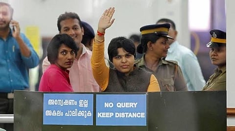 சபரிமலை கோயிலுக்கு செல்ல கொச்சி வந்தார் திருப்தி தேசாய் !