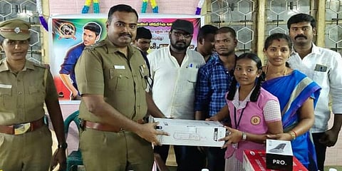 பேனர்களுக்கு பதில் மாணவிகளுக்கு உதவிய ‘தனுஷ்’ ரசிகர்கள் - நெல்லை துணை ஆணையர்