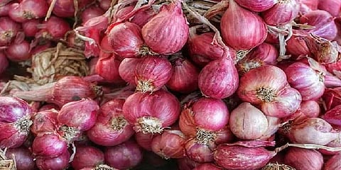 கடைக்குள் புகுந்து பணத்தை திருடாமல் வெங்காயத்தை திருடிச் சென்ற கொள்ளையர்கள்!