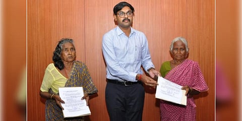 பண மதிப்பிழப்பை அறியாமல் ரூ.46 ஆயிரத்தை இழந்த மூதாட்டிகள் - நேரில் அழைத்து ஆட்சியர் உதவி