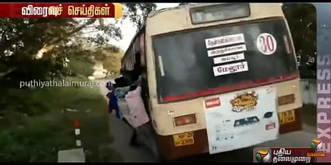 மரணத்துடன் விளையாடும் மாணவர்களின் பேருந்து பயணம் -  வீடியோ