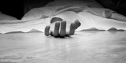 மதிப்பெண் குறைவிற்கு தந்தை திட்டியதால் மகன் தற்கொலை