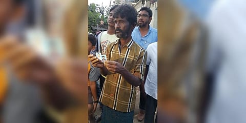 ‘அவர்கள் கண்கள் யாருக்காவது பயன்படும்’ -  சுவர் இடிந்து விழுந்த விபத்தில் குழந்தைகளை இழந்தவரின் மனிதாபிமானம்