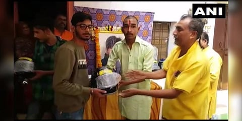 மனதை மாற்றிய மகனின் மரணம் - இலவசமாக தலைக்கவசம் தரும் தந்தை 