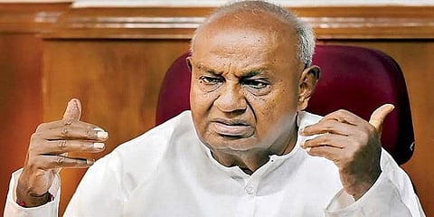 தகுதி நீக்கம் செய்யப்பட்ட எம்.எல்.ஏ.க்களை தோற்கடிக்க வேண்டும் - தேவ கவுடா