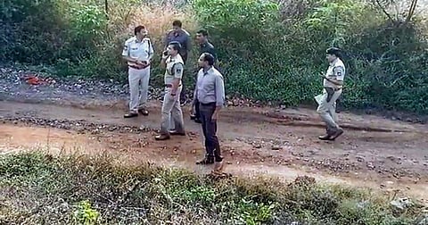 தெலங்கானா என்கவுன்ட்டர்‌: சசிதரூர், மேனகா காந்தி எதிர்ப்பு