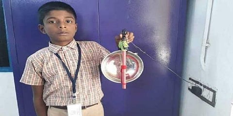  “பாத்திரம், மூங்கில் குச்சி, ஹெட்ஃபோன், இரும்பு ஸ்க்ரூ”: பள்ளிக்கு அலாரம் தயாரித்து அசத்திய மாணவர்