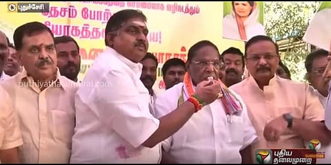 ‘கேக் வேண்டாம் வெங்காய பை கொடுங்க’ - சோனியா காந்தி பிறந்தநாள் விழாவில் விநோதம் 
