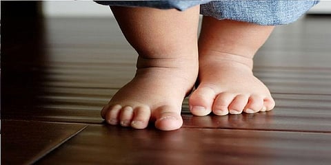  5வது மாடியில் இருந்து விழுந்து உயிர்தப்பிய குழந்தை!