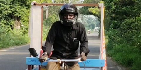“என்னைப்பார்த்தாவது ஹெல்மெட் அணியுங்கள்” - ரிக்‌ஷாவில் விழிப்புணர்வு ஏற்படுத்தும் 73 வயது முதியவர்