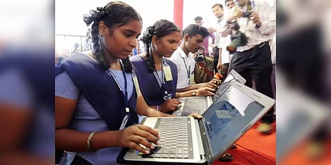 நாளைக்குள் விலையில்லா மடிக்கணினி‌ வழங்க தமிழக அரசு ஆணை