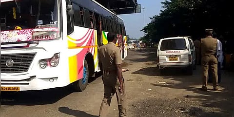 தடுமாறி விழுந்த பைக் : கணவர் கண் முன்னே உயிரிழந்த மனைவி