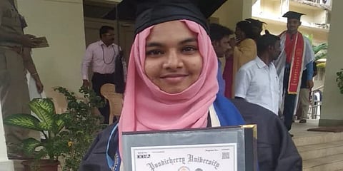 பட்டமளிப்பு விழாவில் வழங்கிய தங்கப்பதக்க‌த்தை ஏற்க மறுத்த மாணவி