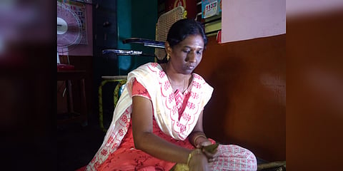 பட்டாசு வேலை செய்து குரூப்1 தேர்வில் வெற்றி : சிவகாசி மாணவிக்கு குவியும் பாராட்டு
