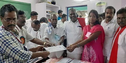 ஊராட்சி மன்றத் தலைவி ஆன 22 வயது பட்டதாரி இளம்பெண்