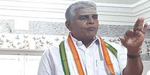 காருக்கு எரிபொருள் வழங்க மறுப்பு; பேருந்தில் பயணம் செய்த அமைச்சர்..!