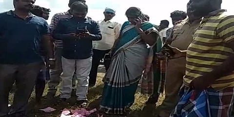 சாலையோரத்தில் கிடந்த வாக்குச்சீட்டுகள்! - போலீசார் விசாரணை