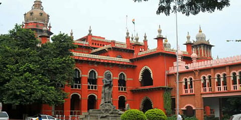 ‘ஆளுநர் மாளிகைக்கு பூ வழங்கியதில் ரூ1.82 லட்சம் பாக்கி’ : மனு மீது விளக்கம் கேட்கும் உயர்நீதிமன்றம்