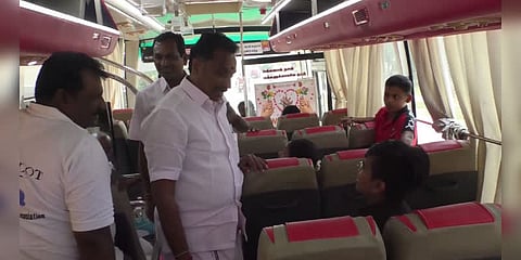 அரசுப் பேருந்துகளை திடீரென மறித்து ஆய்வு செய்த போக்குவரத்துத்துறை அமைச்சர்