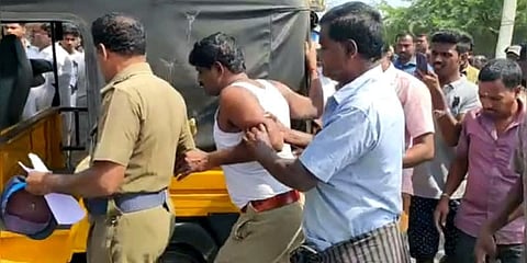 குடிபோதையில் காரை பெண் மீது மோதிய இன்ஸ்பெக்டர் - தர்மஅடி கொடுத்த மக்கள்..!