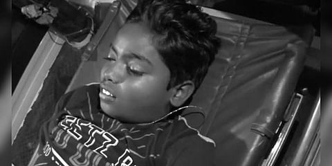 மாடியில் இறகுப் பந்து ஆடிய சிறுவன் மின்சாரம் தாக்கி உயிரிழப்பு