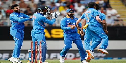 இந்தியா அபார பந்துவீச்சு: நியூசிலாந்து அணி திணறல்