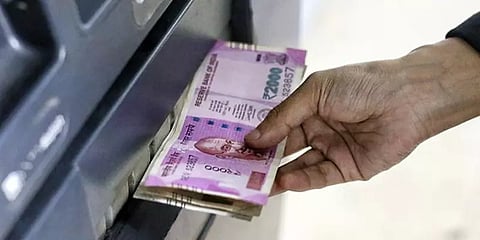 ஏடிஎம்களில் முடிவுக்கு வரும் 2000 ரூபாய் நோட்டுகள்?