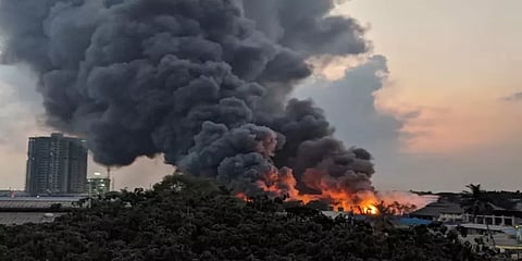 ரசாயன‌ கிடங்கில் பயங்கரத் தீ: தொடரும் தீயணைப்பு பணி