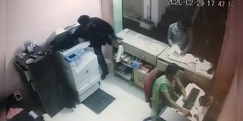 ஜெராக்ஸ் கடையில் போனை திருடும் மர்ம நபர் - போலீஸ் வலைவீச்சு