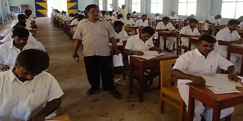 பொதுத் தேர்வை எழுதும் சிறைவாசிகள் !