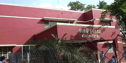“இயற்கை உபாதைக்கு செல்ல வேண்டும்”- போலீசாரை ஏமாற்றி கைதி ‌தப்பியோட்டம்