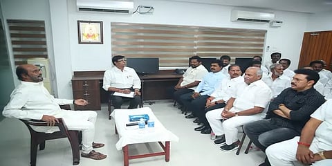 கட்சி தொடங்குவது எப்போது? - மாவட்ட செயலாளர்களுடன் ஒருமணிநேரம் ஆலோசித்த ரஜினி..!
