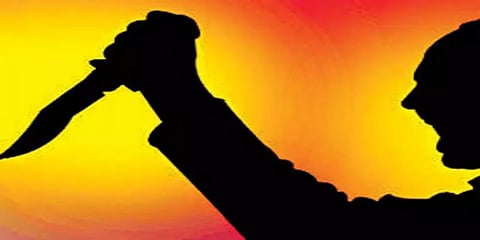 பட்டப்பகலில் வாலிபர் வெட்டிக்கொலை - முன்விரோதம் காரணமா?