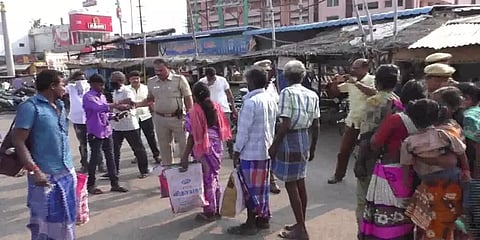 1500 முகக் கவசங்களை பொதுமக்களுக்கு இலவசமாக வழங்கிய  தையல் தொழிலாளி
