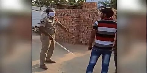 அறிவுறுத்தலை மீறி வெளியே சுற்றிய இளைஞர்: சரமாரியாக லத்தியால் தாக்கிய போலீஸ் சஸ்பெண்ட்
