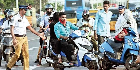 நான் கொரோனா வைரஸ் ! வாகன ஓட்டிகளை எச்சரிக்கும் போலீஸ் !