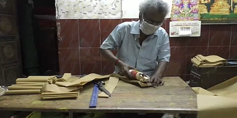 ஆயிரம் முகக்கவசங்களை  இலவசமாக வழங்கிய தையல்காரர் !