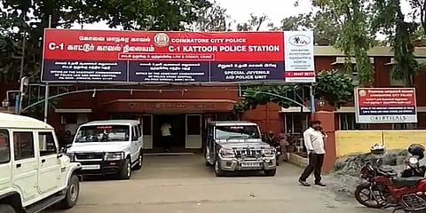 கோவை: மனநலம் பாதித்தவருக்கு முடி வெட்டி, புது ஆடை போட்டு உரிய இடத்தில் சேர்த்த போலீஸ்