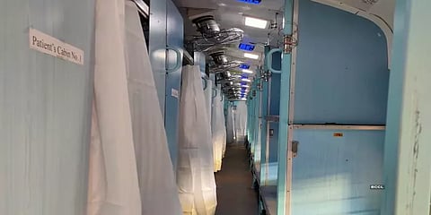 அசாமில் கொரோனா வார்டாக மாற்றப்பட்ட ரயில் பெட்டி !