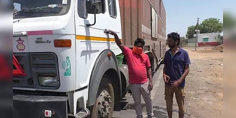 நாமக்கல்லில் உணவுக் கிடைக்காமல் தவிக்கும் வடமாநில லாரி டிரைவர்கள் 