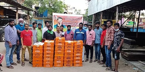 ஆயிரம் குடும்பங்களுக்கு இலவச பால் பாக்கெட் - களத்தில் விஜய் ரசிகர்கள்