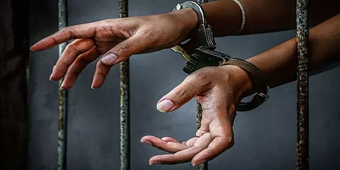 கொரோனா பாதித்தவர்களின் விவரங்களை வெளியிட்டவர்கள் கைது !