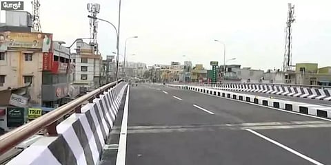 பாலத்தில் விபத்து : போலீசாரின் வாகனம் மீது விழுந்த லாரி