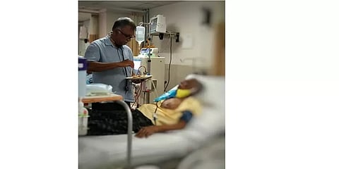 உறவினர்கள் வராததால் நோயாளிக்கு உணவு ஊட்டிய மருத்துவர் - குவியும் பாராட்டு