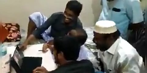 “இவரால் பேச முடியாது.. நடக்க முடியாது” -  ரசிகரைக் காணொளியில்  கண்டு கலங்கிய கமல் 