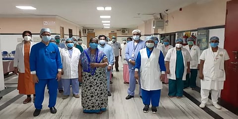 கொரோனாவிலிருந்து மீண்டு டிஸ்சார்ஜ் ஆன 74 வயது மூதாட்டி: புகைப்படம் வெளியீடு